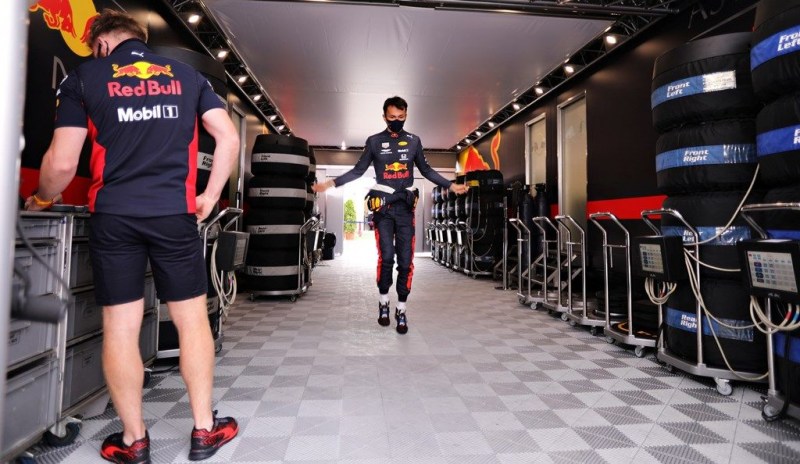 BUDAPEST, HUNGARY - JULY 18: Alexander Albon of Thailand and Red Bull Racing prepares to drive in the garage during qualifying for the F1 Grand Prix of Hungary at Hungaroring on July 18, 2020 in Budapest, Hungary. (Photo by Getty Images/Getty Images)